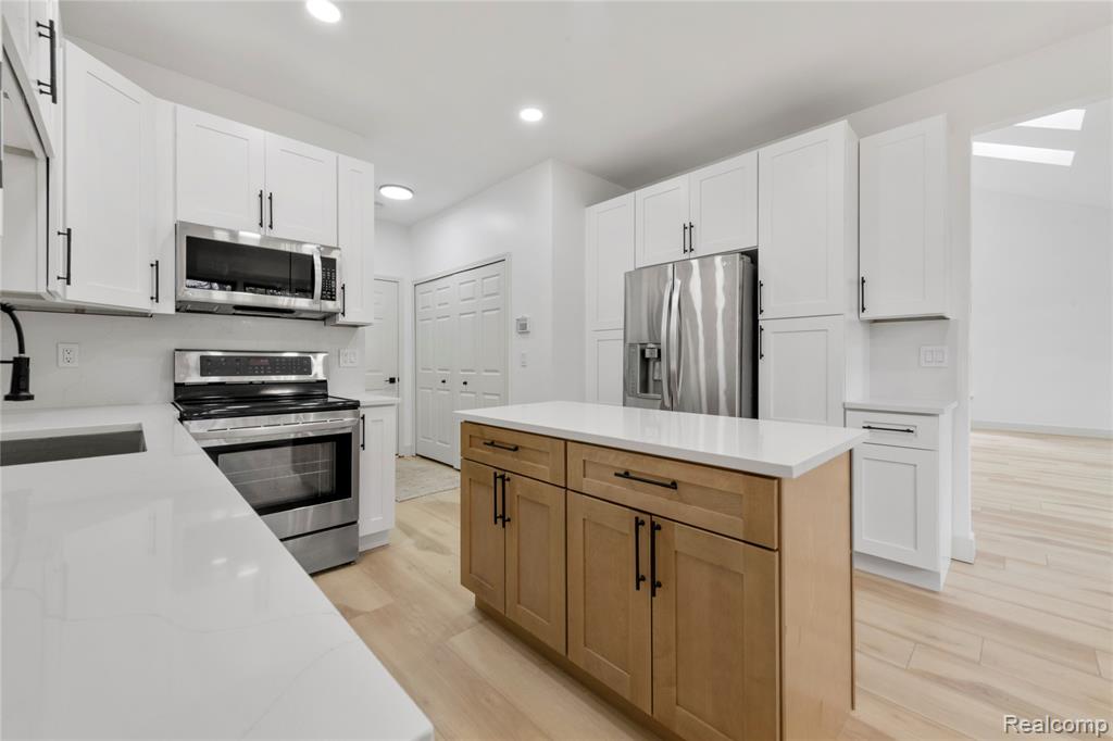 4392 Gateway Circle, West Bloomfield, MI — Photo 11