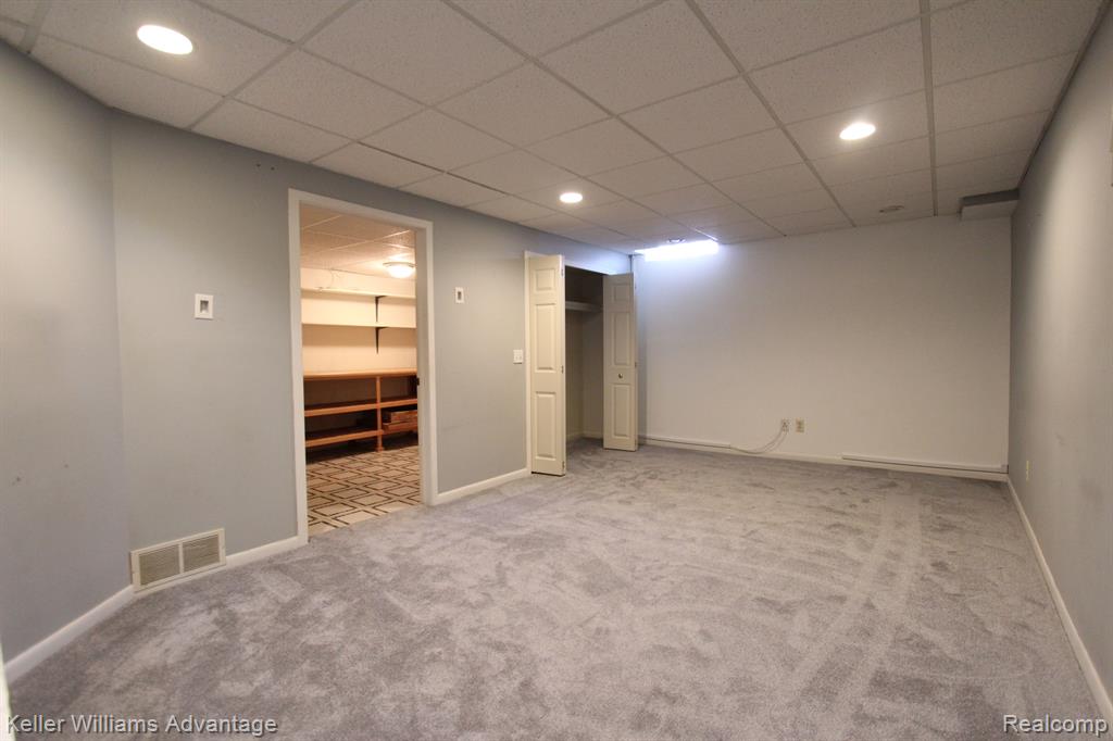 22180 Pondview, Novi, MI — Photo 26