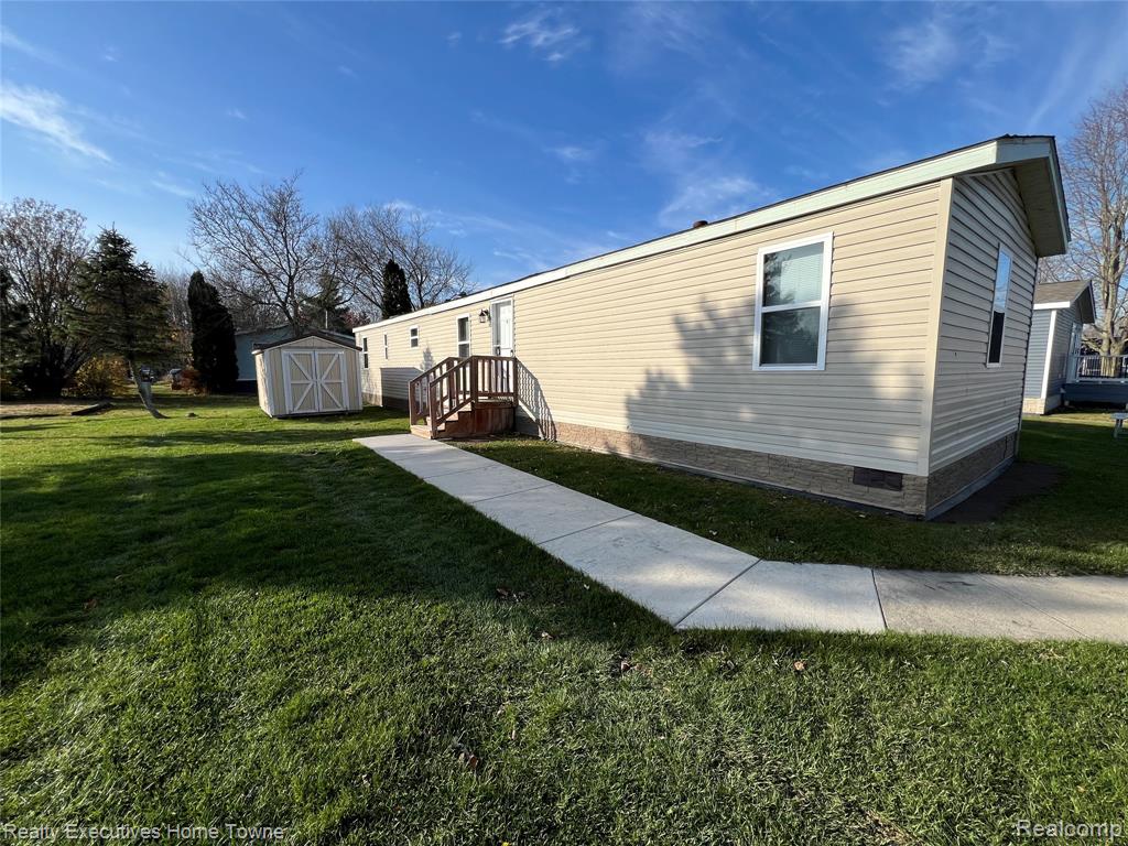 4101 Mapleview Court E, Brown, MI 48428 — Photo 3