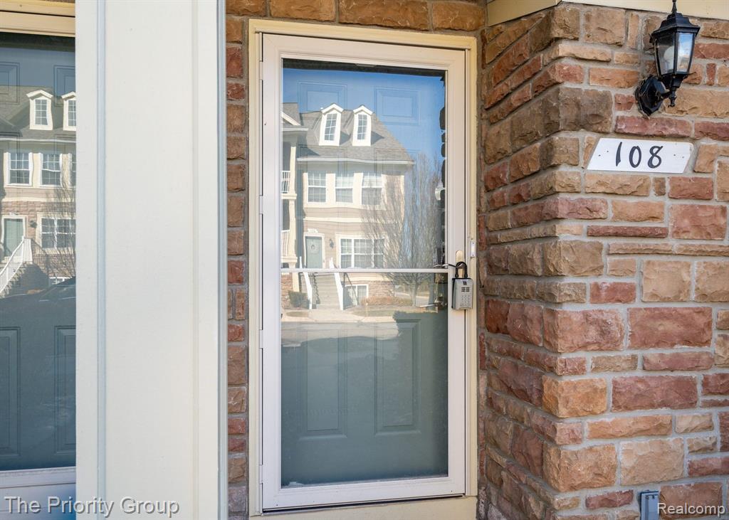 108 EVERGREEN Trail, Lake Orion, MI 48362 — Photo 2