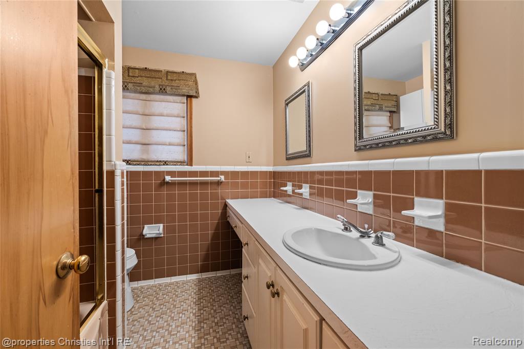 7479 Carrousel Boulevard, Westland, MI — Photo 14