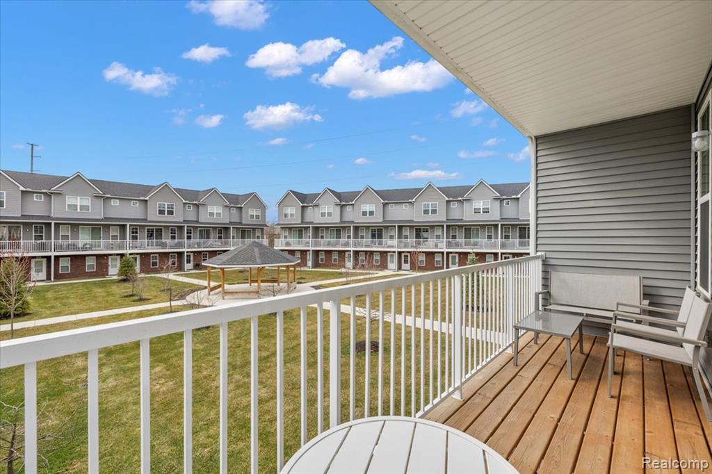 3927 Trailway Commons Circle, Auburn Hills, MI 48326 — front exterior