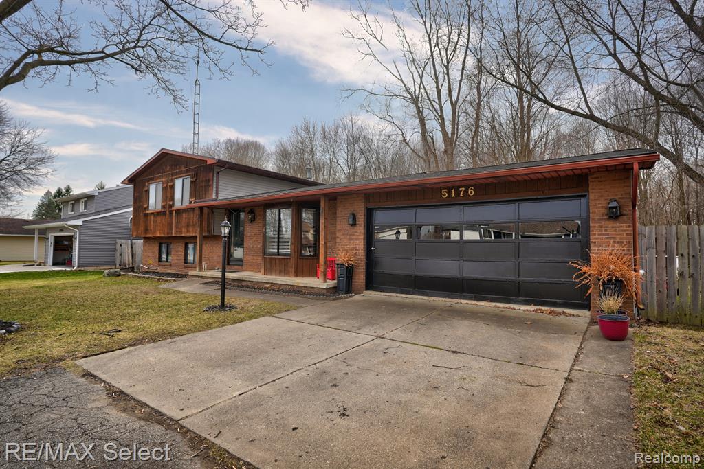5176 BIRCHCREST Drive, Swartz Creek, MI 48473 — front exterior
