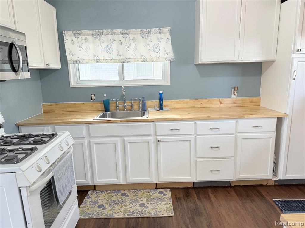 25747 Miracle Drive, Madison Heights, MI 48071 — Photo 13