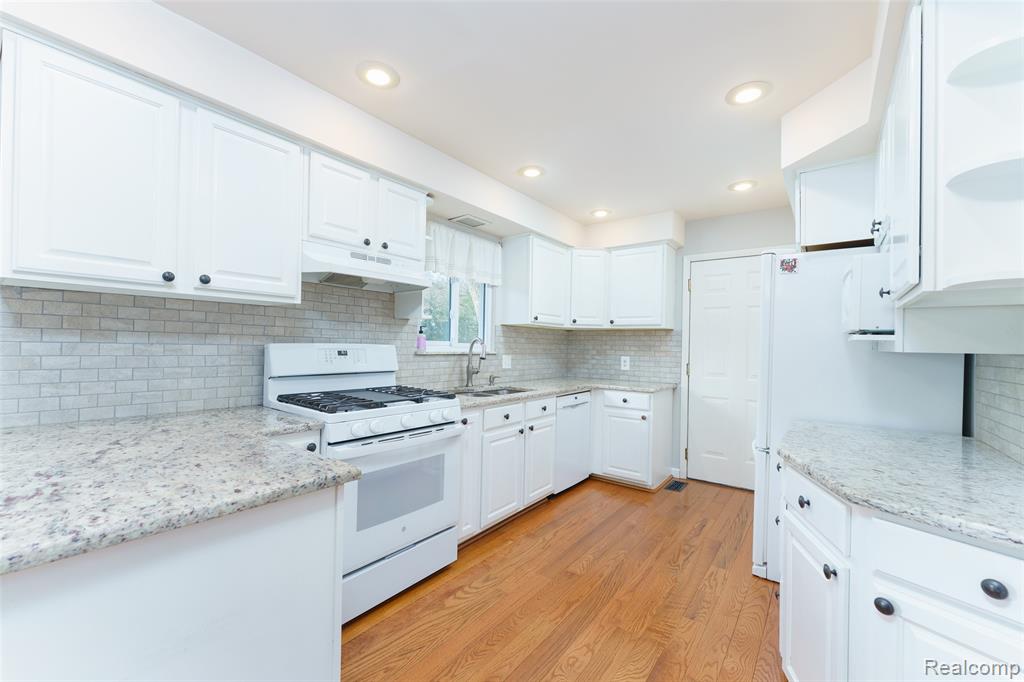 1243 Blue Heron Drive, Highland, MI — Photo 14