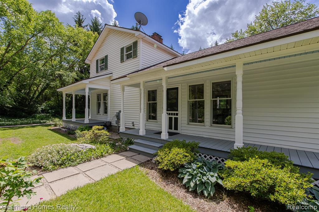 6296 Elizabeth Lake Road, Waterford, MI 48327 — Photo 2
