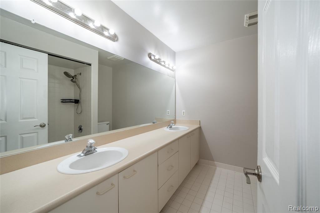 7386 Woodlore Drive, West Bloomfield, MI 48323 — Photo 17