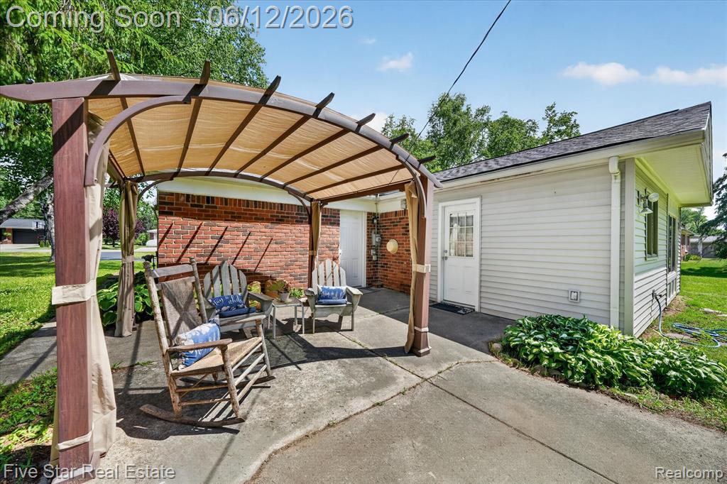 82 E Hurst Drive, Troy, MI 48085 — Photo 36