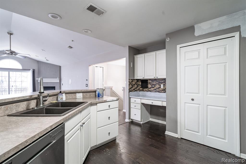 4205 CAMERON Circle, Walled Lake, MI 48390 — Photo 10