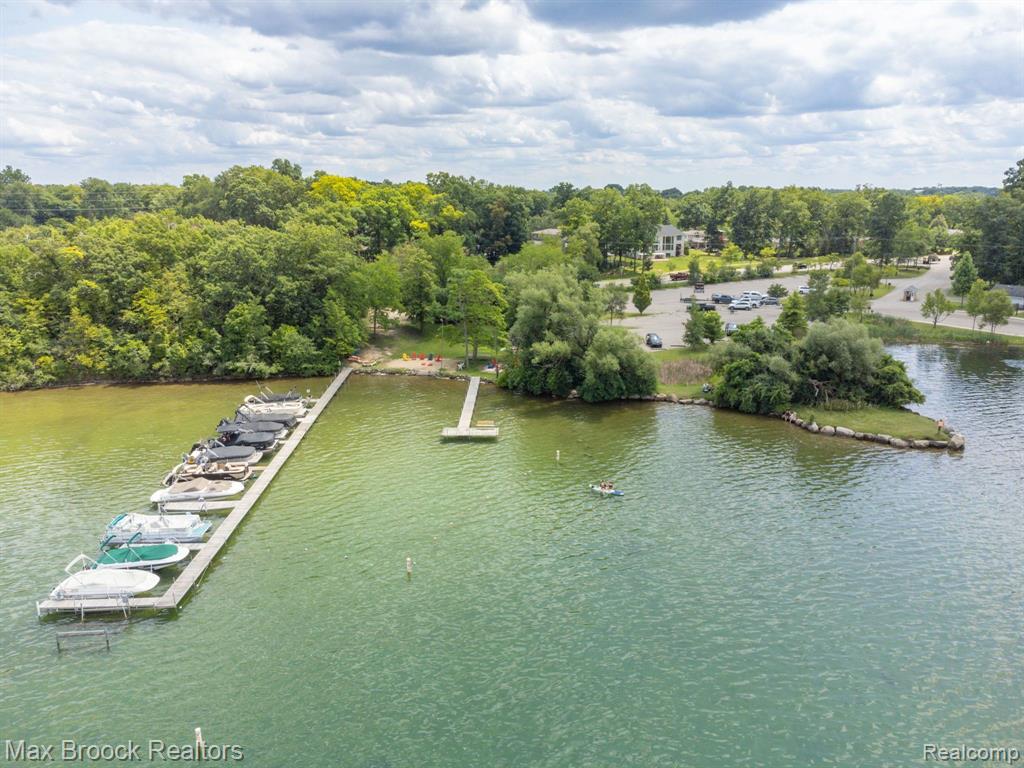4053 HARBOR VISTA Drive, Orchard Lake Village, MI 48323 — Photo 19