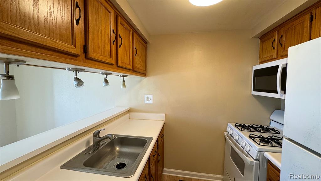 8972 SCOTIA Drive, Sterling Heights, MI 48312 — Photo 5