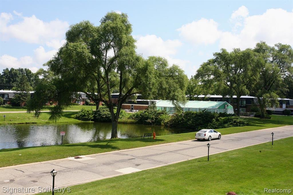 1812 COLONIAL VILLAGE Way, 3, Waterford, MI 48328 — Photo 15