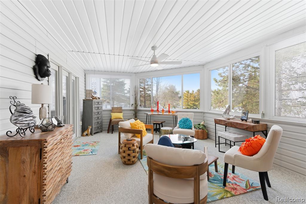 Sunroom / solarium featuring a ceiling fan
