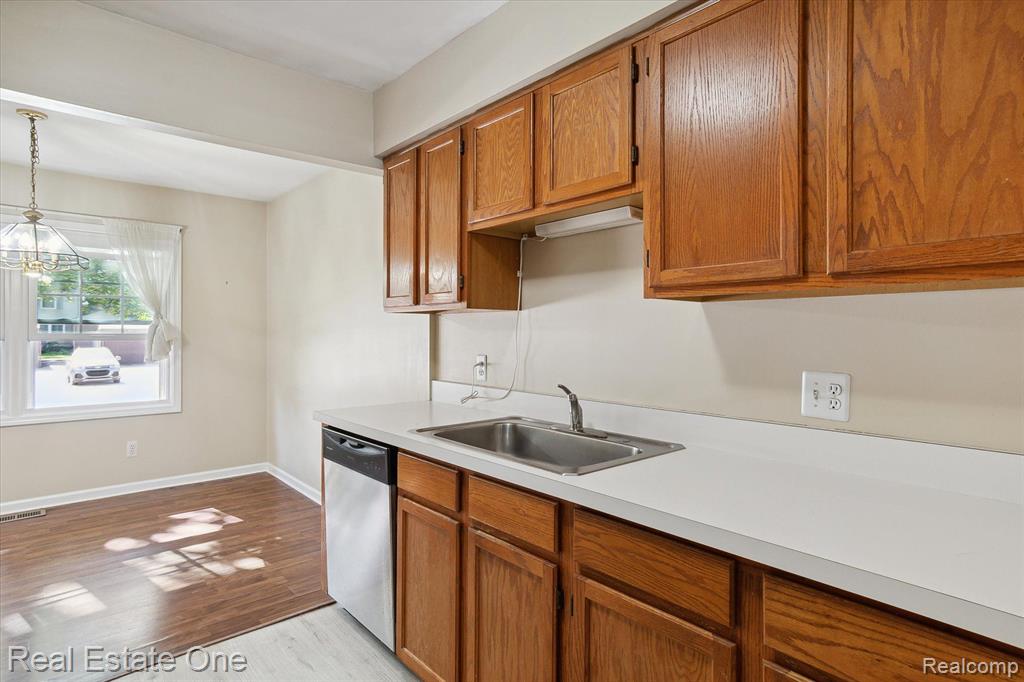 24762 Bashian Drive, Novi, MI — Photo 5