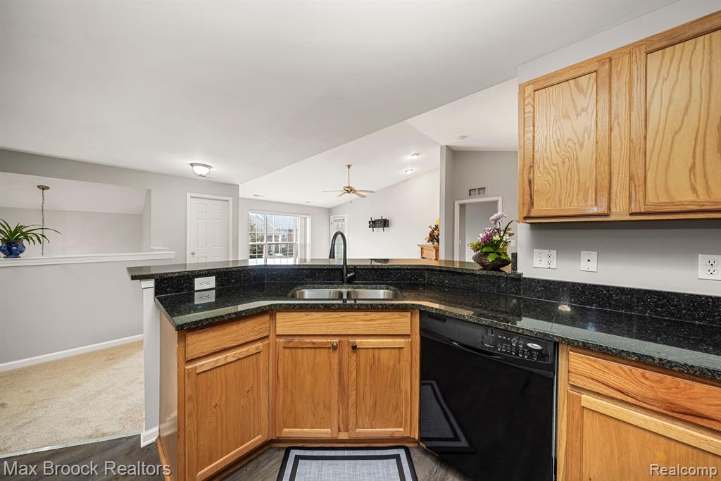 9203 FARMINGDALE Lane, Walled Lake, MI 48390 — Photo 12