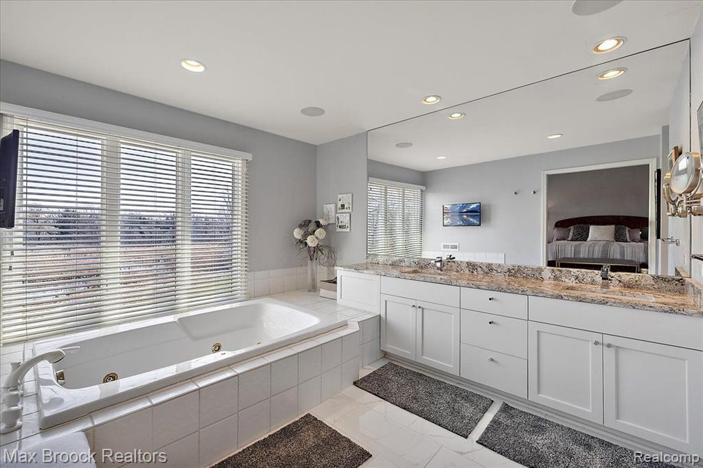 892 TARTAN Trail, Bloomfield Hills, MI 48304 — Photo 24