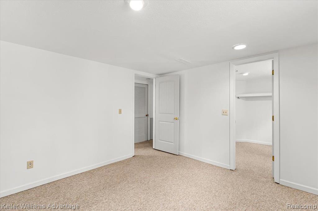 421 BONNIE Circle, Howell, MI 48843 — Photo 25