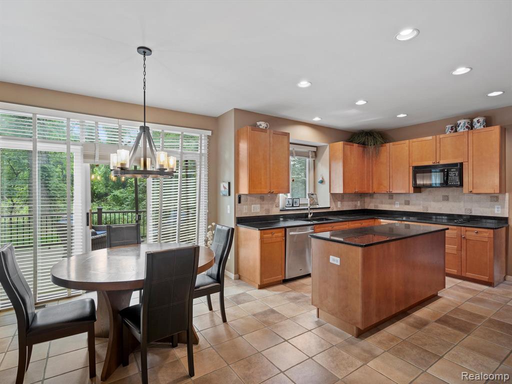 7253 CARLYLE, West Bloomfield, MI — Photo 23