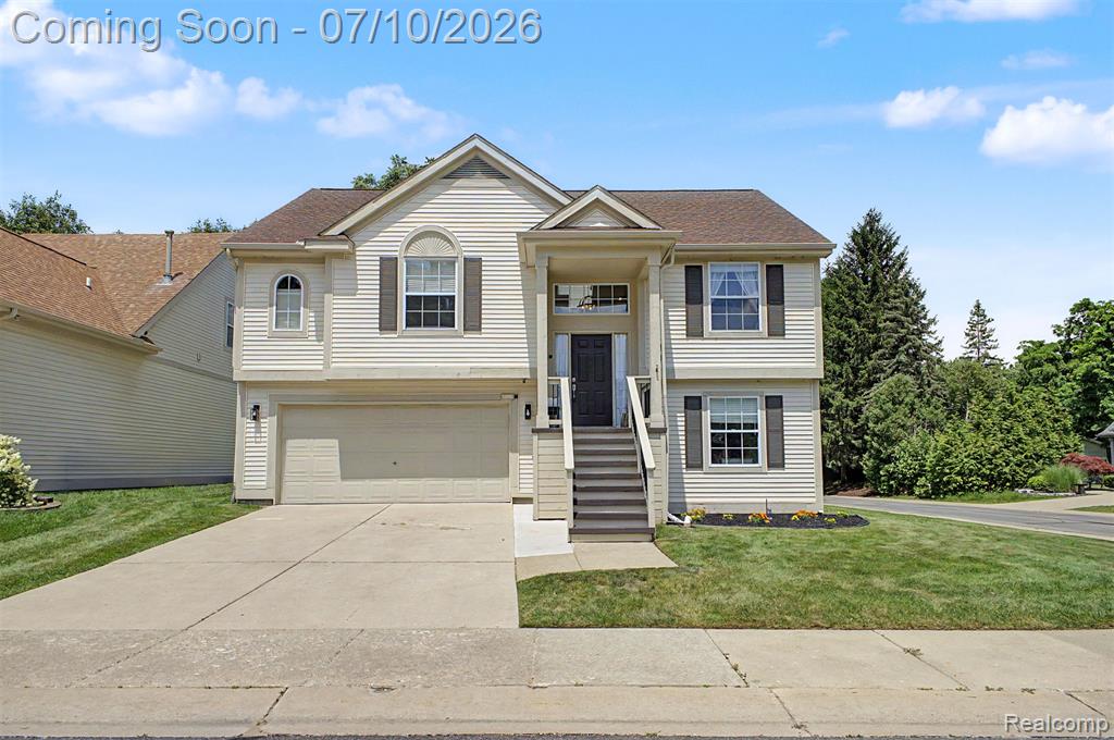 6400 Lake Meadow Drive, Waterford, MI 48327 — front exterior