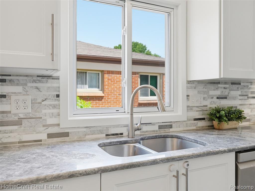 9338 FLORIDA Street, Livonia, MI 48150 — Photo 11
