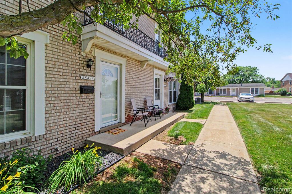 28427 Longmeadow Lane, Trenton, MI 48183