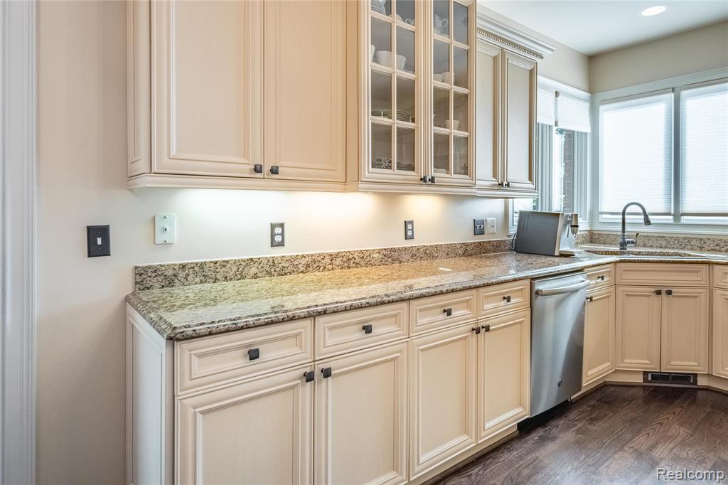 4575 Forest Edge Lane N, West Bloomfield, MI 48323 — Photo 20