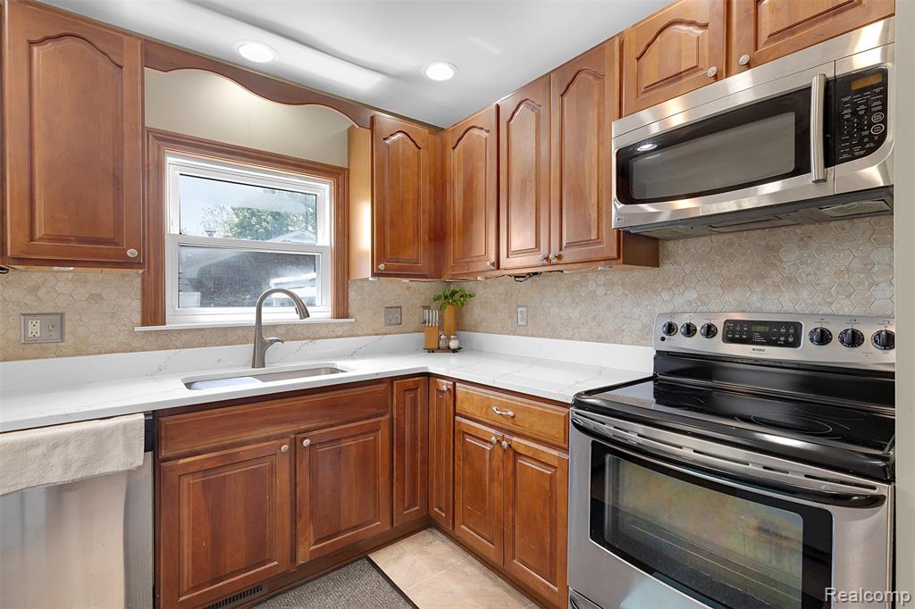 22827 Meridian Road, Grosse Ile, MI 48138 — Photo 28