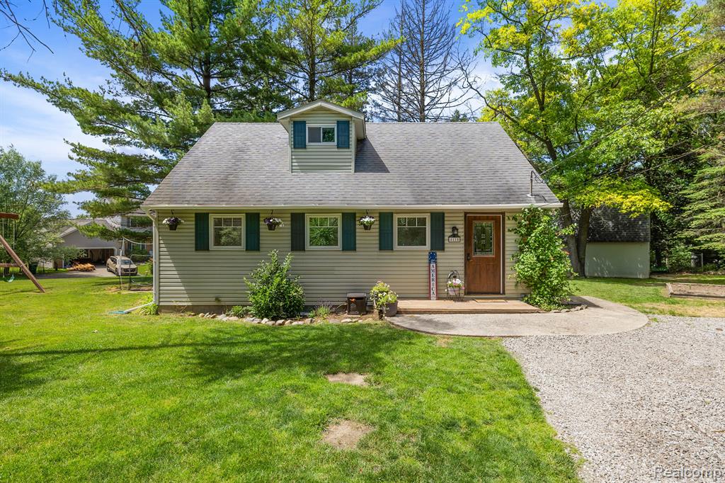 8110 W CIRCLE Drive, Clarkston, MI 48348 — Photo 2