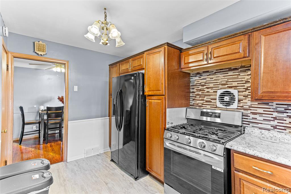 8681 Whitefield Street, Dearborn Heights, MI 48127 — Photo 18