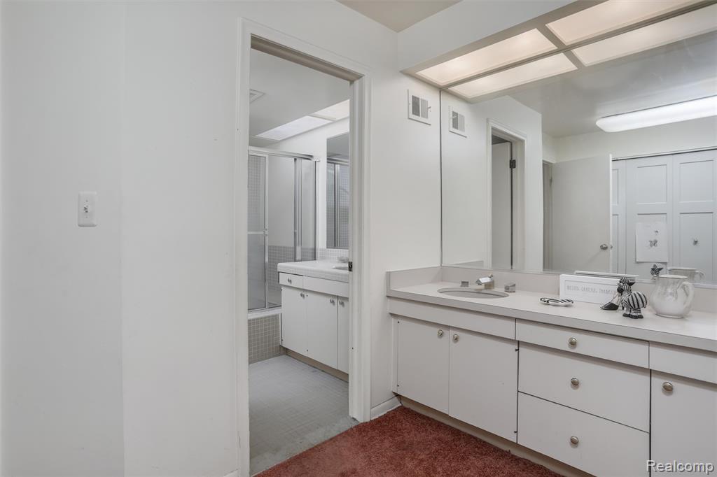 7273 Creeks Bend Court, West Bloomfield, MI — Photo 14
