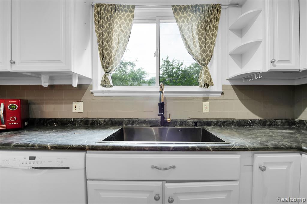 4901 HARDING Street, Dearborn Heights, MI 48125 — Photo 13