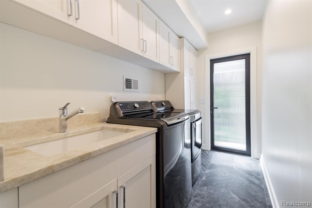 655 CANTERBURY Road, Grosse Pointe Woods, MI 48236 — Photo 28
