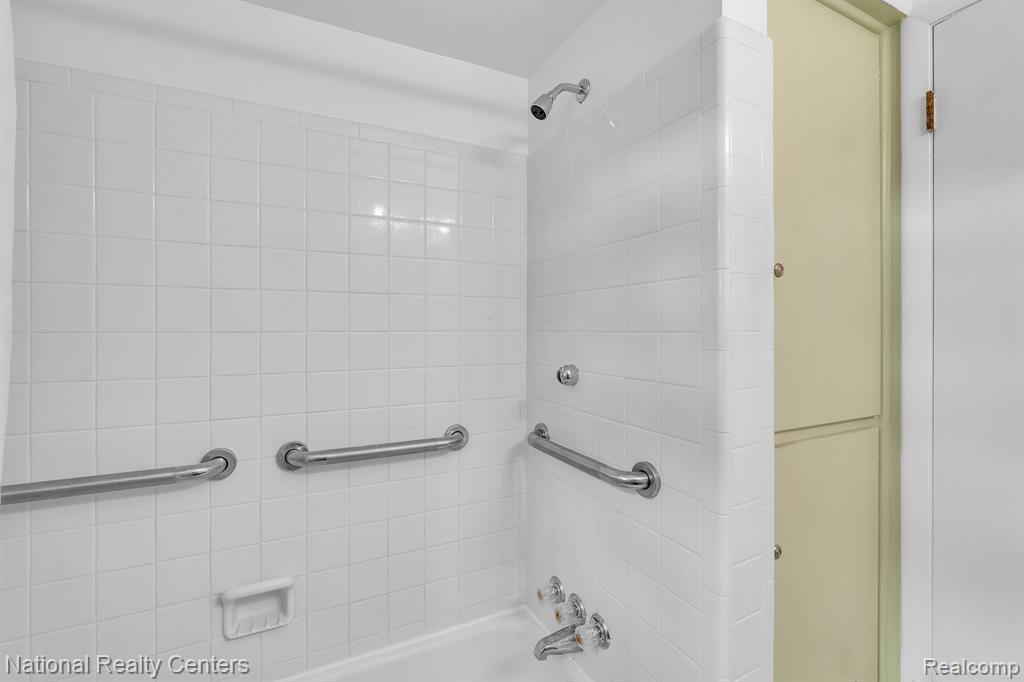 9001 E PERRIN Street, Livonia, MI 48150 — Photo 24