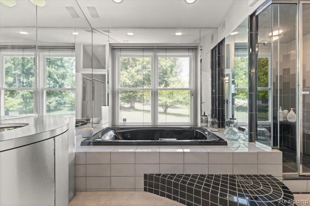 7570 Danbury Circle, West Bloomfield, MI — Photo 38