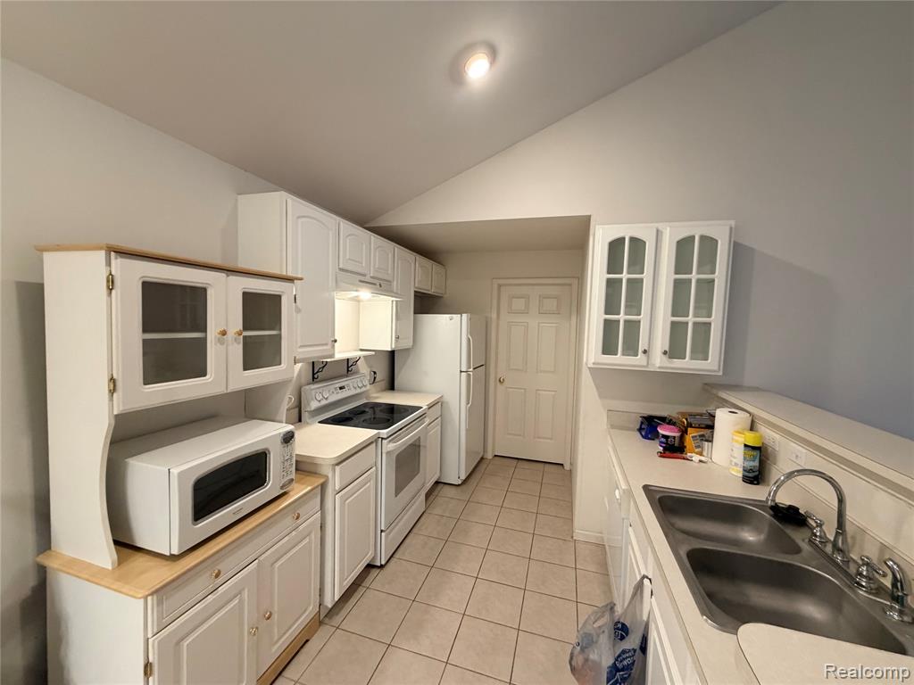 714 OLDE ENGLISH Circle, Unit 30, Howell, MI 48855 — Photo 3