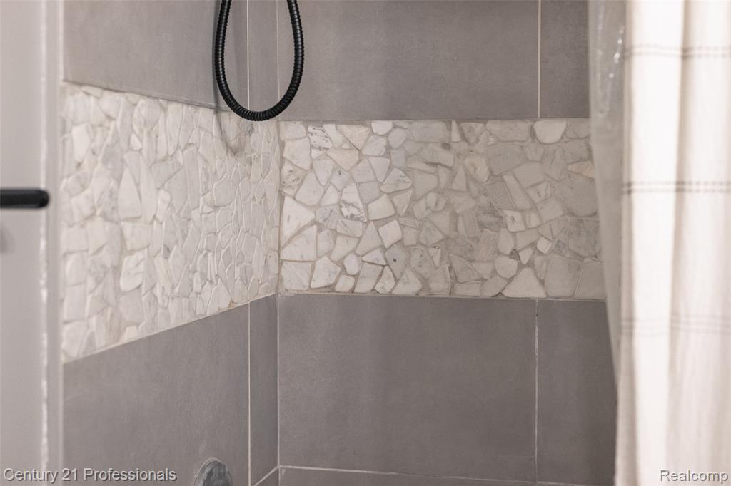 2830 Deland Road, Waterford, MI 48329 — Photo 16