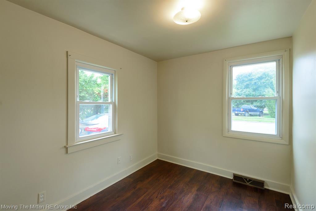 560 GREENLAWN Street, Ypsilanti, MI 48198 — Photo 16