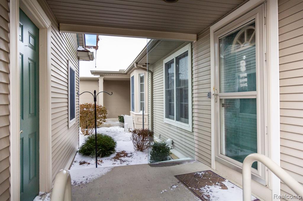 211 PIERCE LAKE Drive, Chelsea, MI 48118 — Photo 6