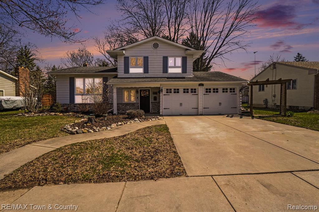 527 Spring Lane, Flushing, MI 48433 — front exterior
