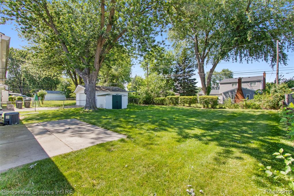 8439 Doncaster Drive, Sterling Heights, MI 48312 — Photo 23