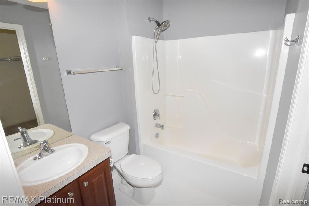 9037 RIDGEFIELD Drive, Brighton, MI 48114 — Photo 43