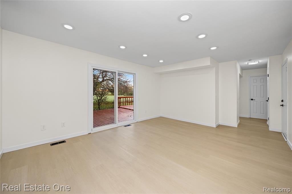 5426 N Piccadilly, West Bloomfield, MI — Photo 32