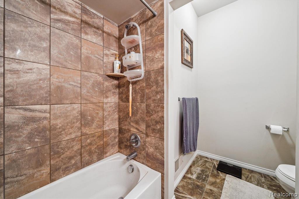 5121 HAWKSEYE Trace, Warren, MI 48092 — Photo 32
