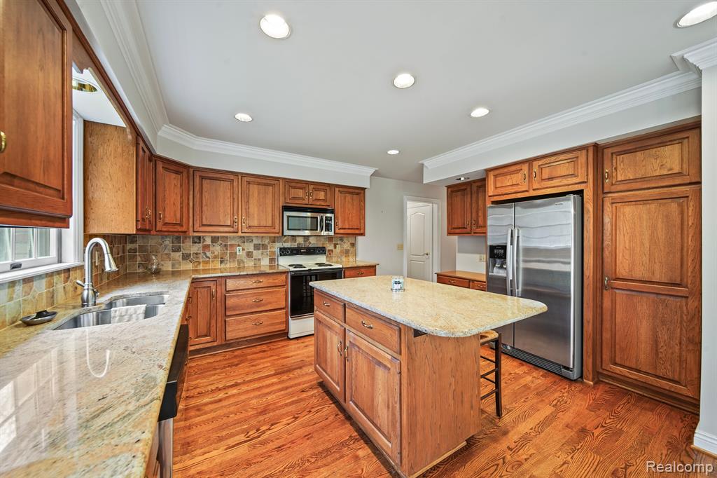 9856 Rattalee Lake Road, Clarkston, MI 48348 — Photo 21