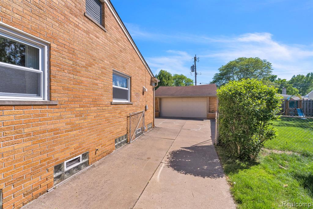 26637 Clairview Drive, Dearborn Heights, MI 48127 — Photo 44