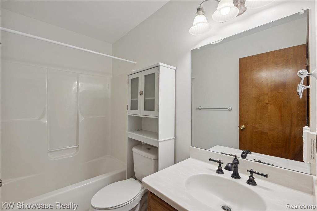 730 CHALLENGING Trail, South Lyon, MI 48178 — Photo 23
