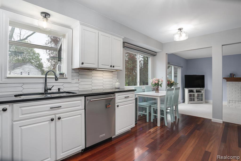 601 LAKE FOREST Road, Rochester Hills, MI 48309 — Photo 9