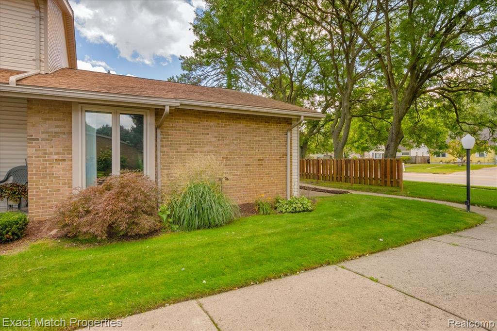 4 Willow Way, Waterford, MI 48328 — Photo 9