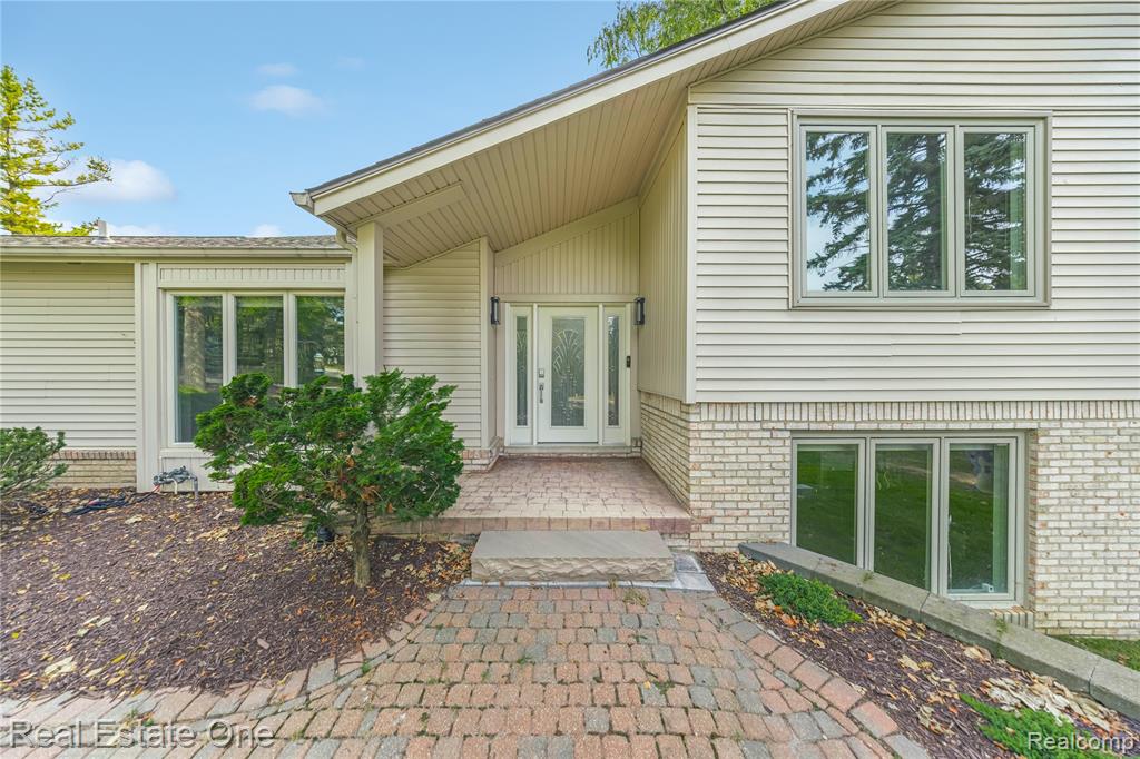 4261 Lakeridge Court, Bloomfield Hills, MI 48302 — Photo 3