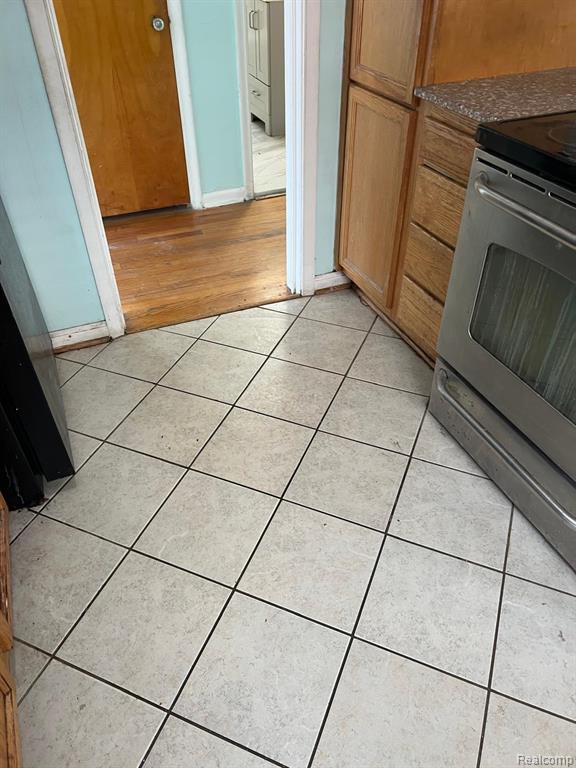 8109 HAZELTON Street, Dearborn Heights, MI 48127 — Photo 14